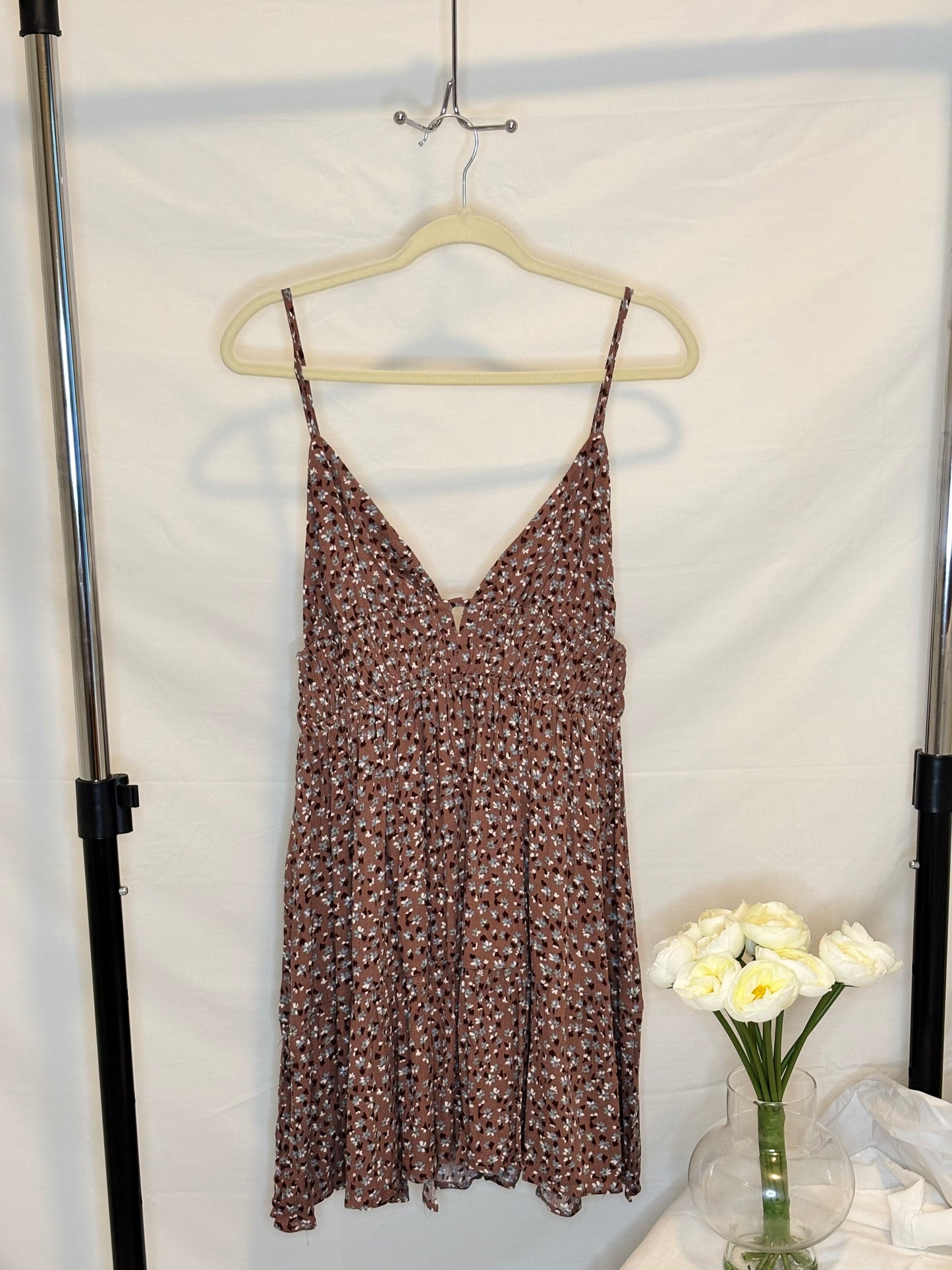MOCHA FLORAL ADJUSTABLE STRAP TIERED SWING MINI DRESS